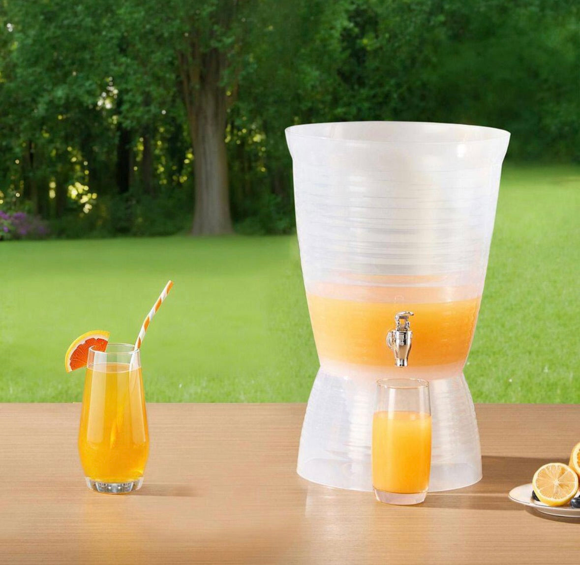 2.64 plastic beverage dispenser with spigot