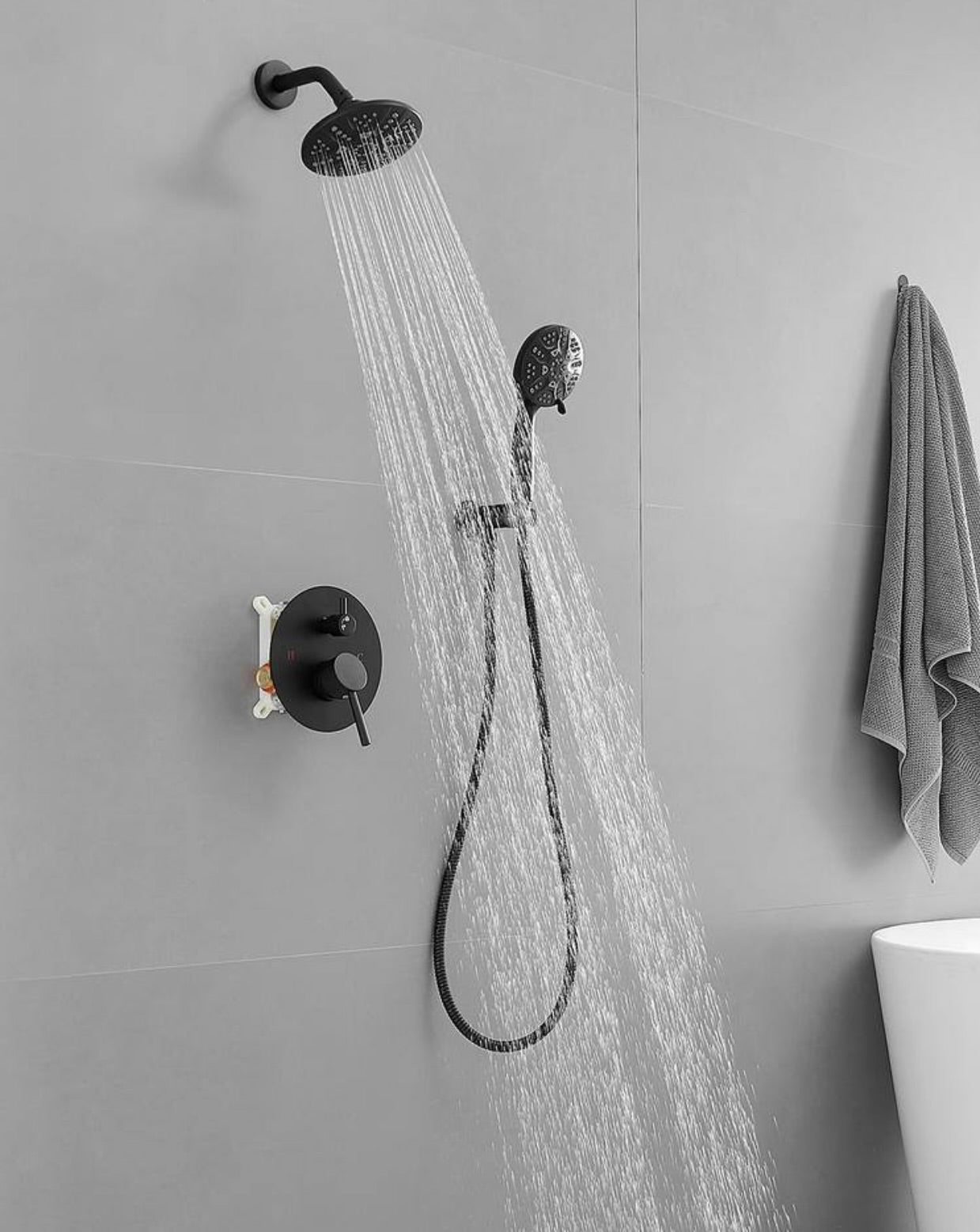 Round rain shower faucet set in matte black