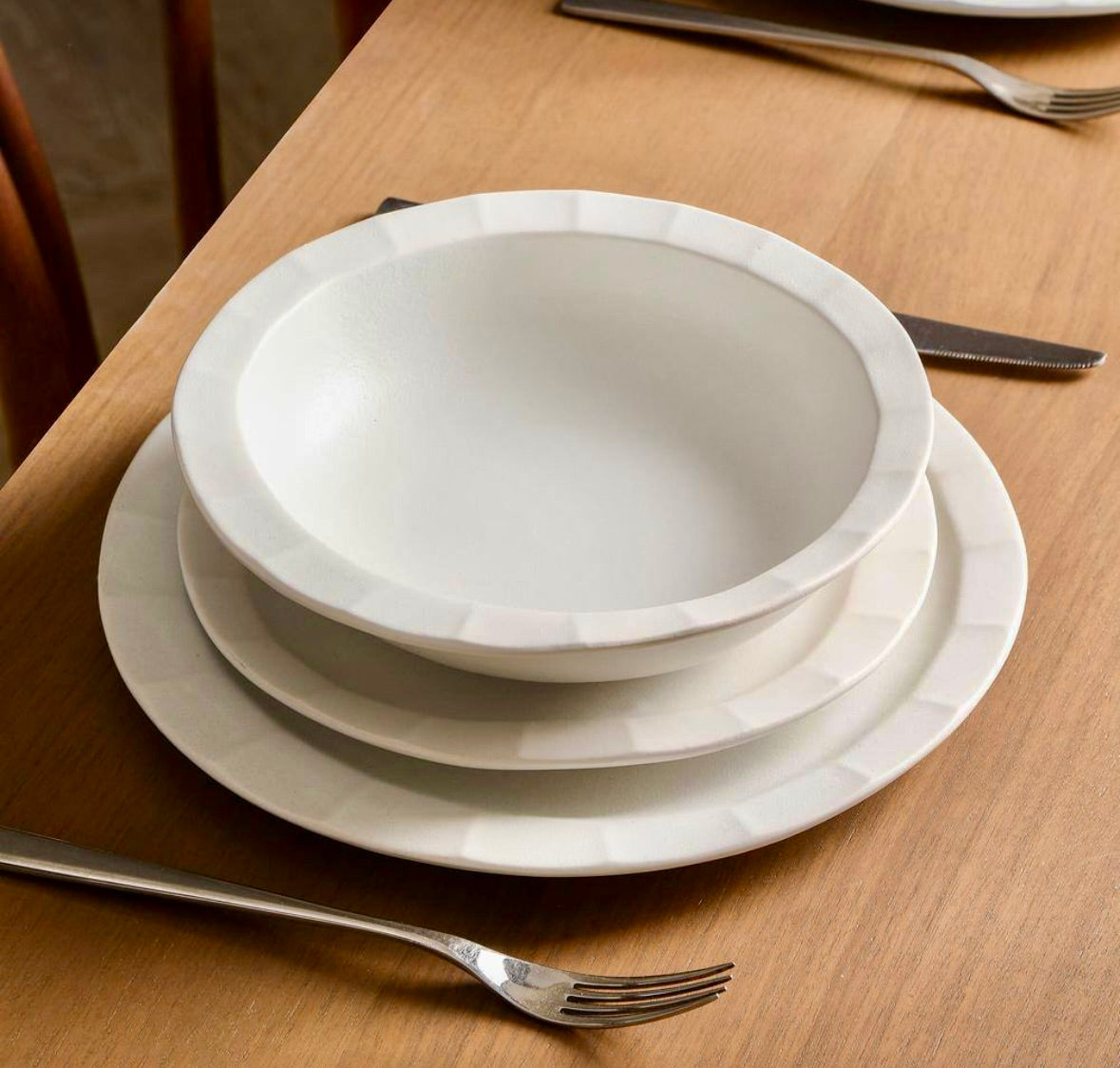 Oasis 24 piece dinnerware set